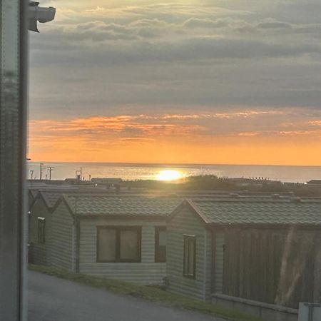 3 Bedroom Static Caravan With Sea View In Clarach Bay Holiday Village Abi Horizon Aberystwyth Exterior photo