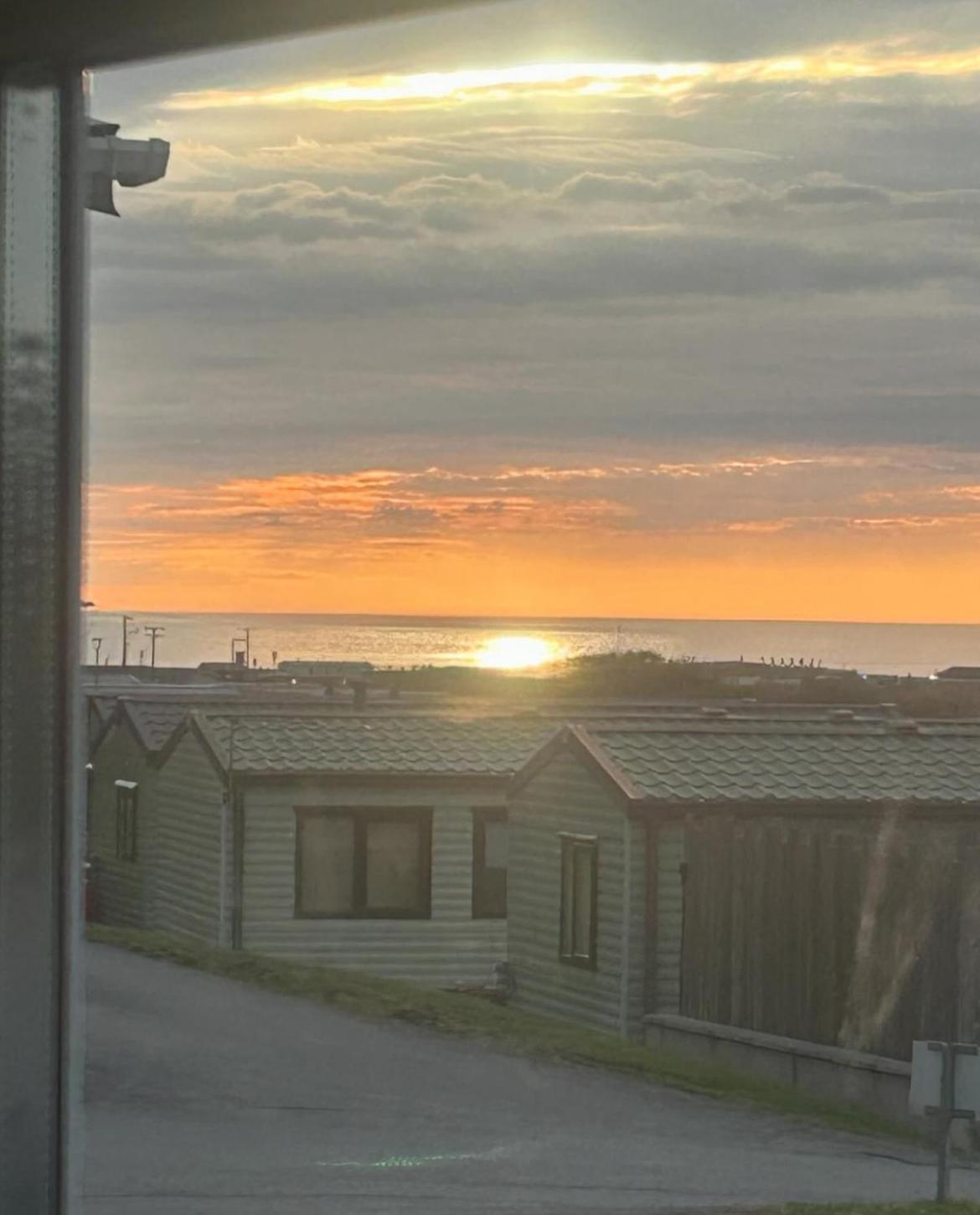 3 Bedroom Static Caravan With Sea View In Clarach Bay Holiday Village Abi Horizon Aberystwyth Exterior photo