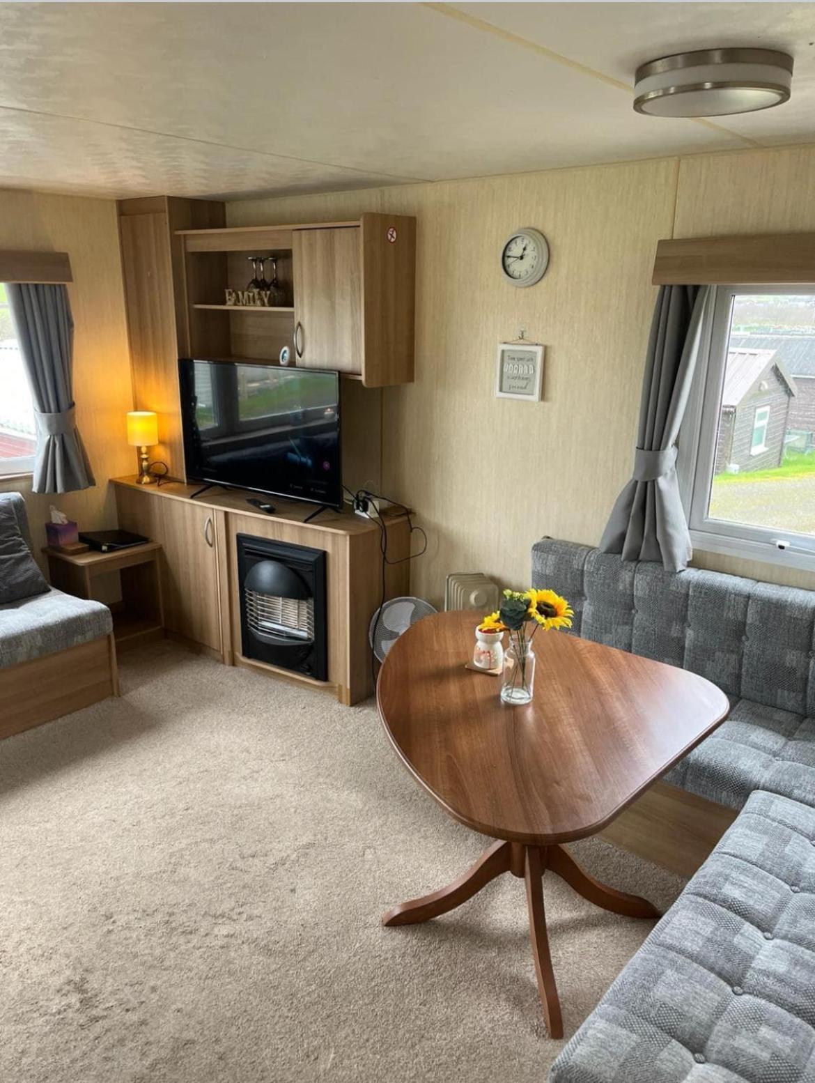 3 Bedroom Static Caravan With Sea View In Clarach Bay Holiday Village Abi Horizon Aberystwyth Exterior photo