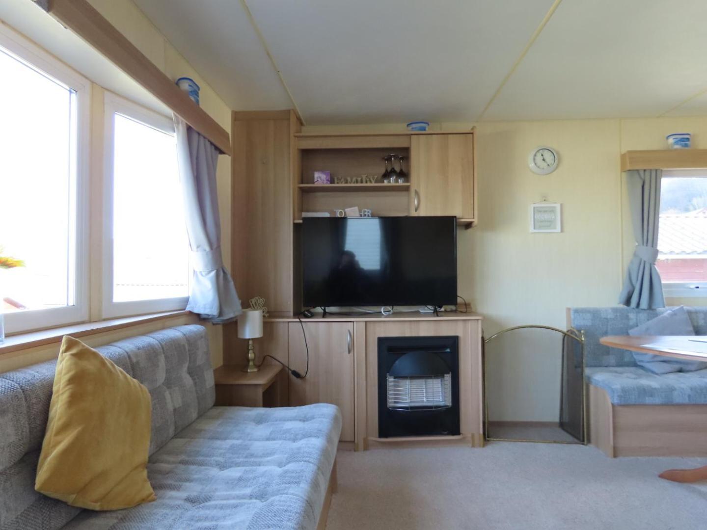 3 Bedroom Static Caravan With Sea View In Clarach Bay Holiday Village Abi Horizon Aberystwyth Exterior photo